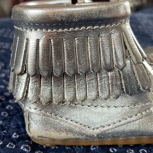 Minnetonka Moccasins Silver Leather Ankle Booties Fringe Zip - Picture 7 of 11